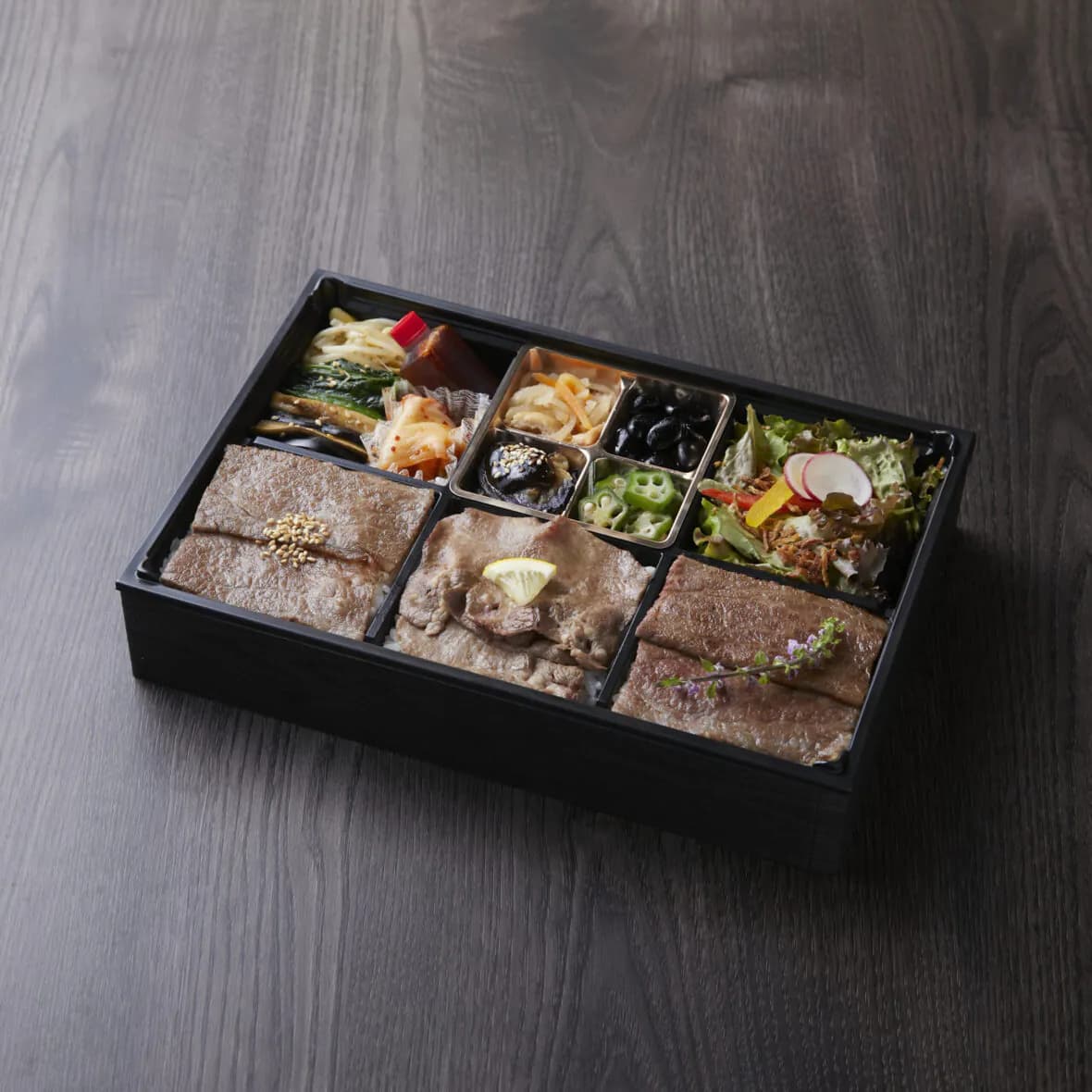 黒い重箱に詰めた和牛のお弁当