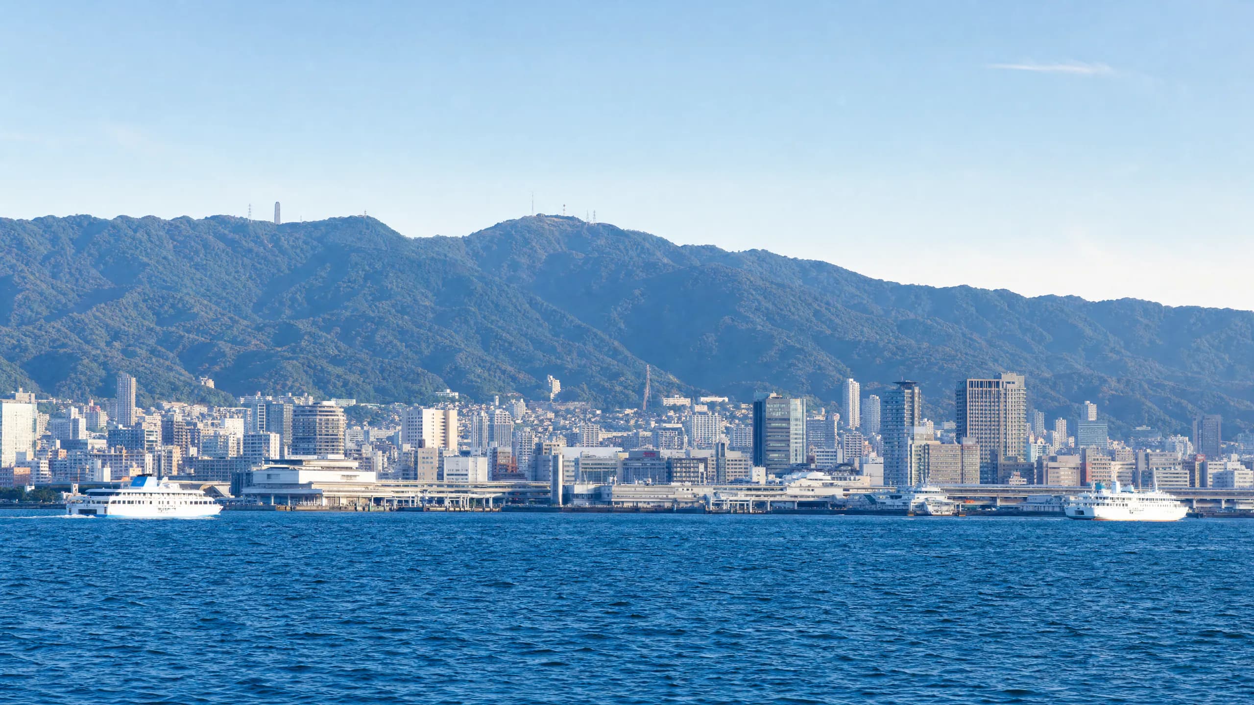 海から望む神戸の街並みと六甲山