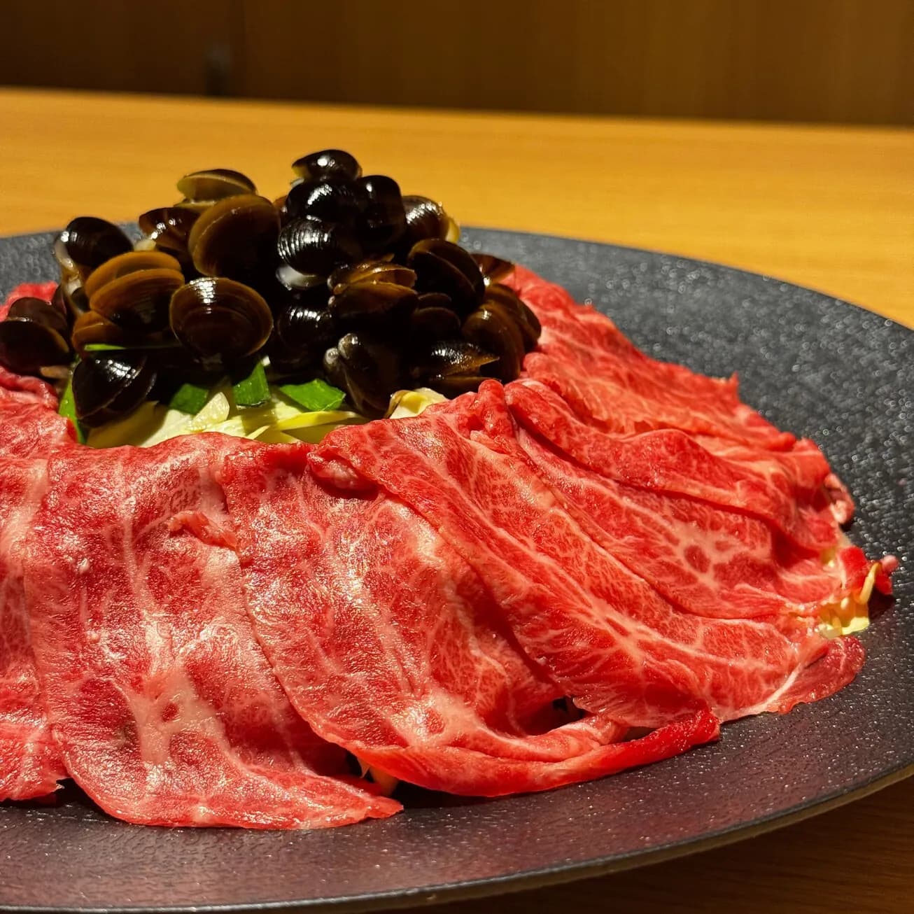 山のように盛り付けた神戸ホルモン 慶の肉料理