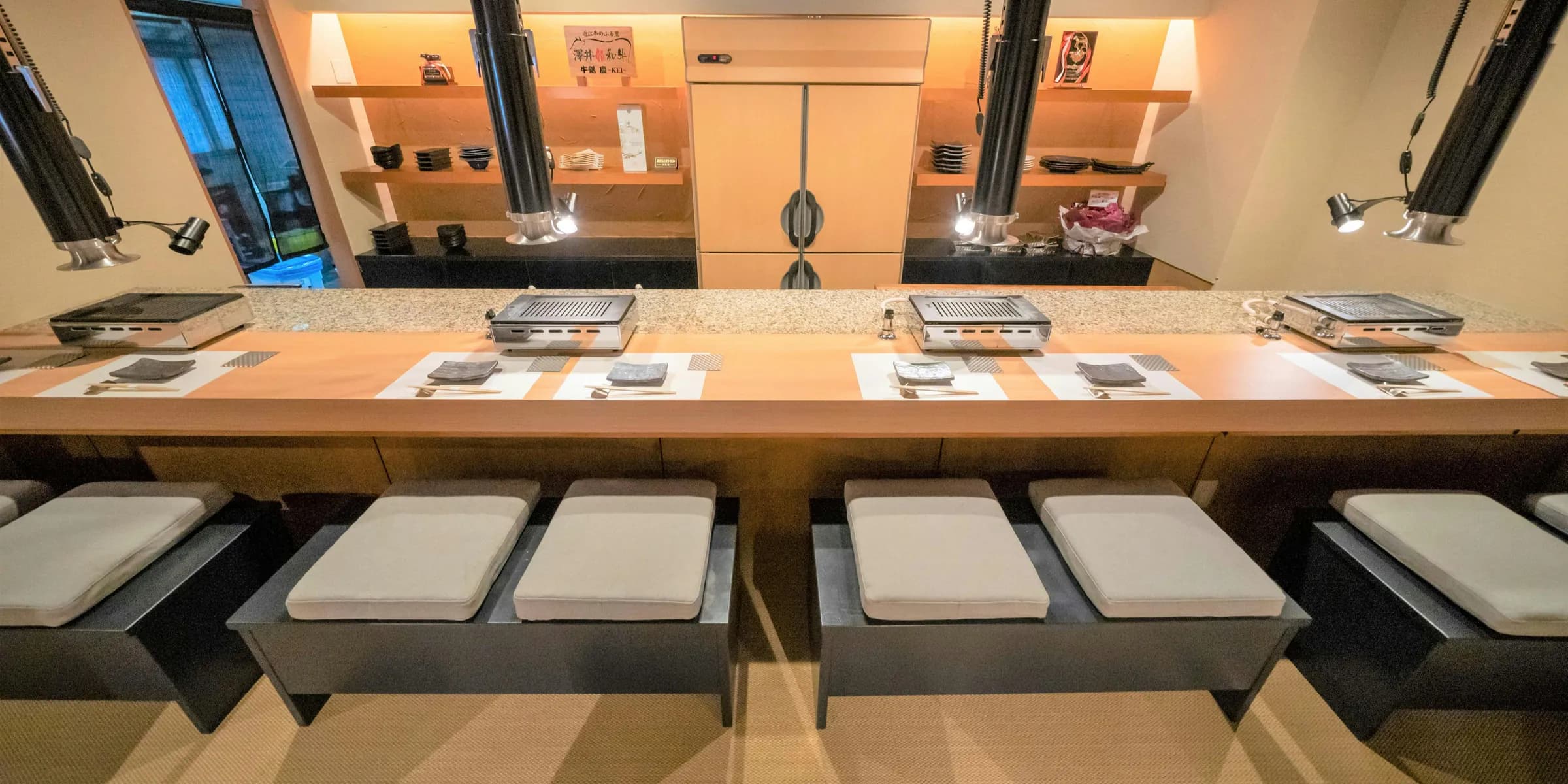 焼き台が並ぶ牛処 慶の檜のカウンター