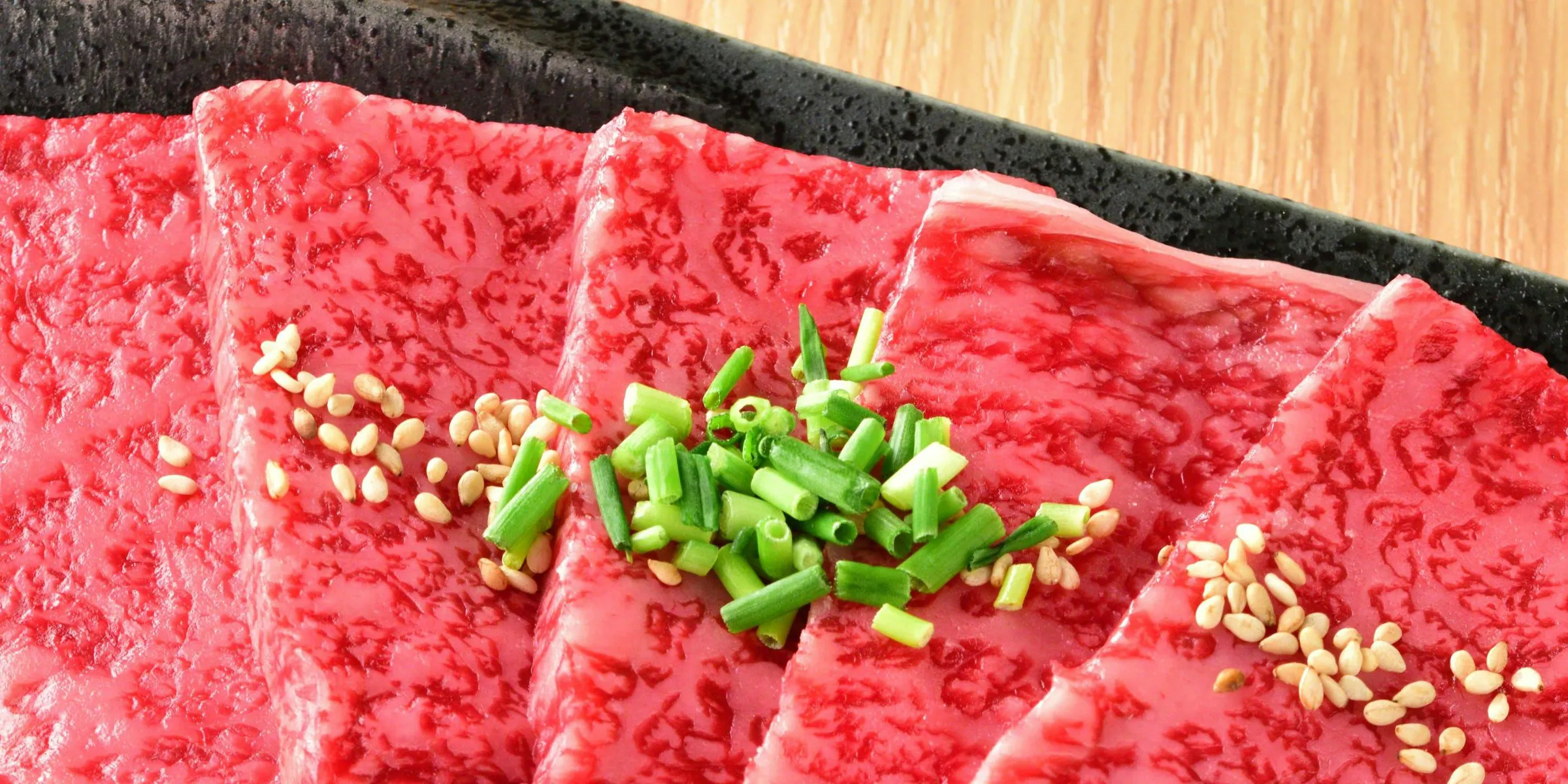 細かな霜降りの近江牛の薄切り