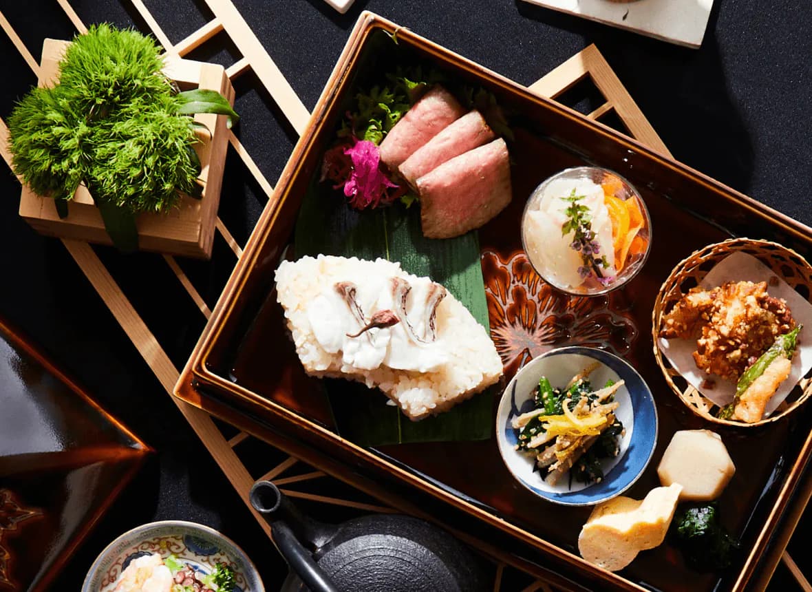 漆の重箱に詰めたおもてなし弁当