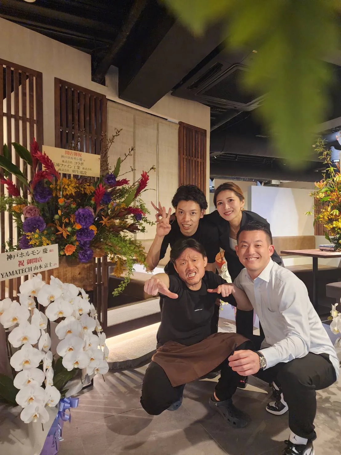 開店の日の神戸ホルモン 慶のスタッフ