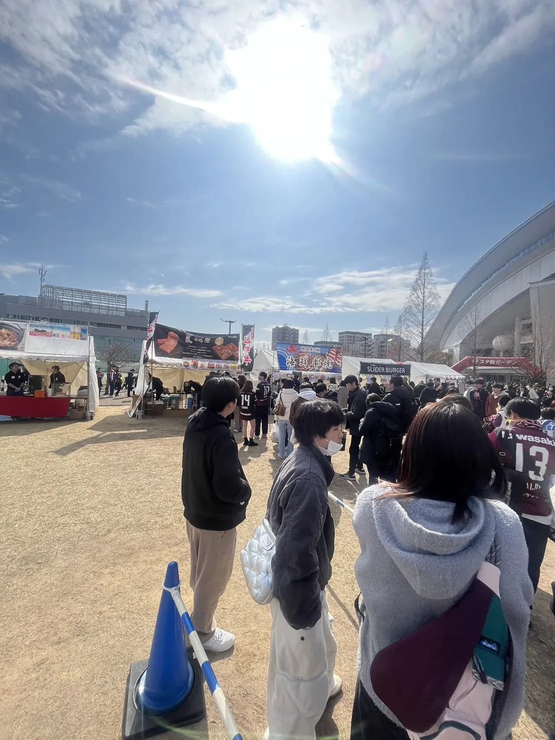 開幕戦の日、スタジアム前の出店に並ぶ人々